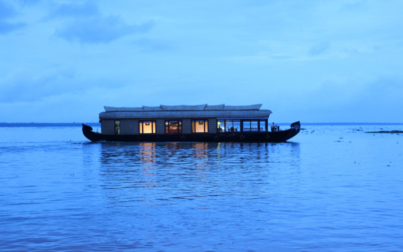 night houseboat ride at alleppey